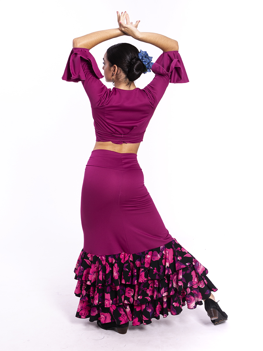 Falda flamenca en lycra con tres volantes en pirámide y adornos.