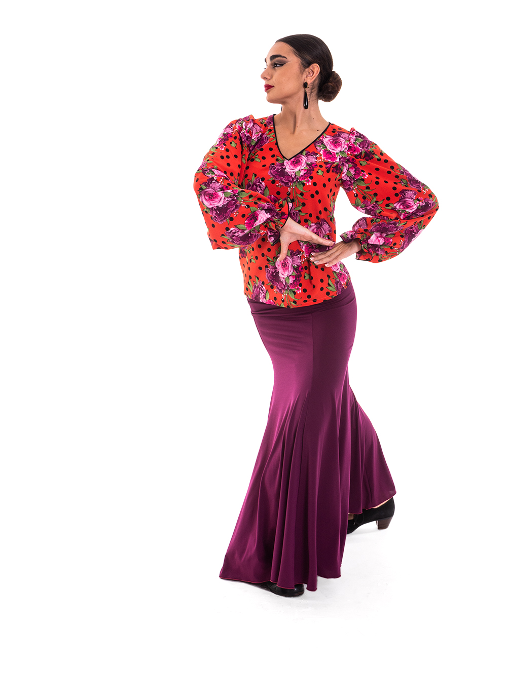 Blusa fandango color coral con flores y lunares combinada con falda tablao color berenjena