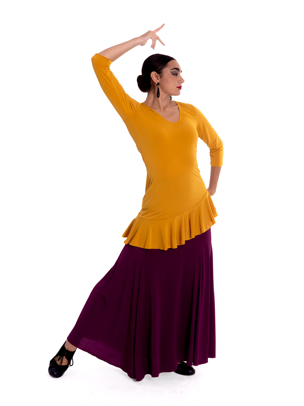 Top Tablao en color mostaza con falda tablao color berenjena.