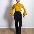 Bolero Lío de Paralola en color albero la modelo también luce unos pantalones Tango también de Paralola.