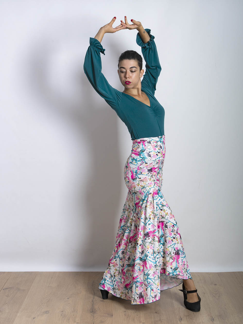Falda Gitana de Paralola en estampado Pollock. La blusa es modelo Tablao en verde esmeralda.