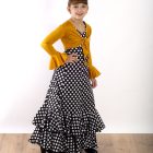 Traje de ensayo infantil Amaya de Paralola. Color negro con lunar blanco combinado con un bolero de color albero. Todo de Paralola.