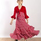 Vestido de baile flamenco infantil Amaya de Paralola. Color rojo con lunar blanco, se combina con un bolero rojo a juego.